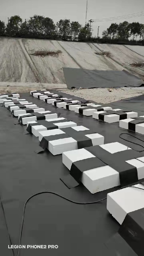 垃圾場(chǎng)調(diào)節(jié)池用HDPE防滲膜防滲有哪些好處？