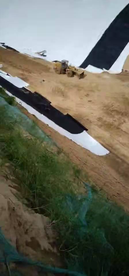 固廢填埋場(chǎng)防滲膜鋪設(shè)、焊接、填埋。